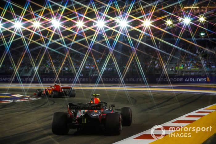 A corrida em Singapura conta com aproximadamente 1.600 refletores para iluminar o circuito de Marina Bay...