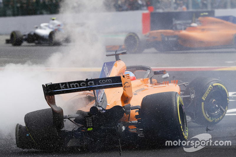 Fernando Alonso, McLaren MCL33 crashes at the start