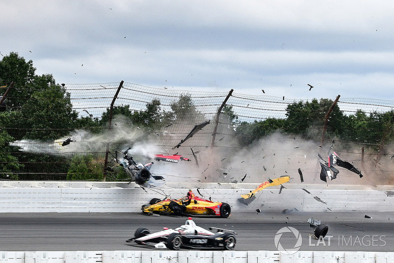 Robert Wickens, Schmidt Peterson Motorsports Honda, James Hinchcliffe, Schmidt Peterson Motorsports Honda, Ryan Hunter-Reay, Andretti Autosport Honda, Pietro Fittipaldi, Dale Coyne Racing Honda crash