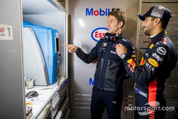 Daniel Ricciardo, Red Bull Racing con un ingeniero de Red Bull Racing ExxonMobil 