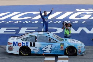 Kevin Harvick, Stewart-Haas Racing, Ford Fusion Busch Light / Mobil 1 celebrates his win
