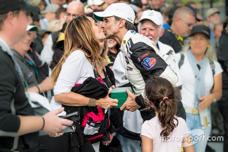 Christian Fittipaldi beija a mulher, Cristina, ao lado da filha Manuela