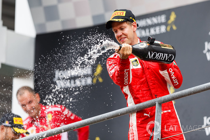 Sebastian Vettel, Ferrari, radość na podium z szampanem