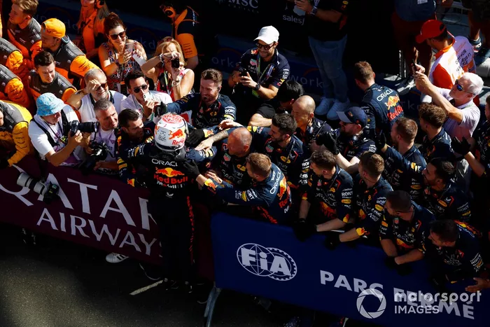 Max Verstappen, Red Bull Racing, 1ª posición, celebra con su equipo en Parc Ferme