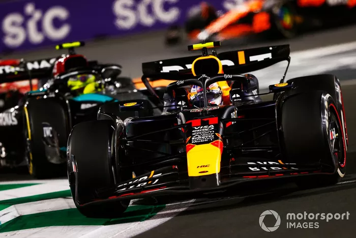 Sergio Pérez, Red Bull Racing RB20, Lewis Hamilton, Mercedes F1 W15