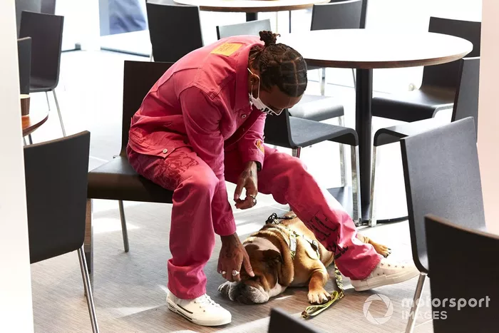 Lewis Hamilton, Mercedes-AMG F1, con su perro Roscoe
