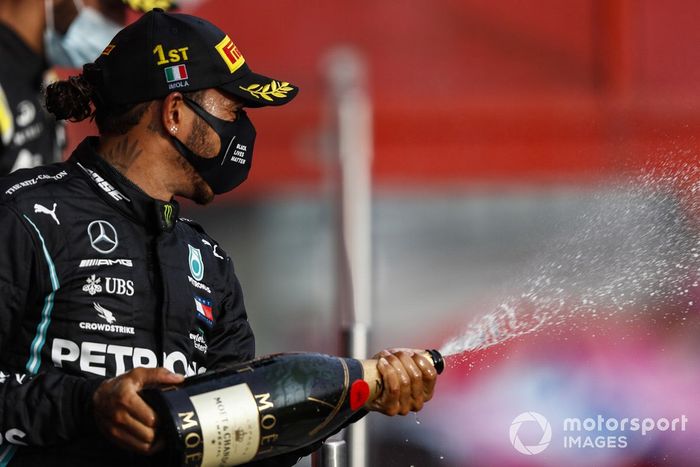 Podio: ganador Lewis Hamilton, Mercedes-AMG F1