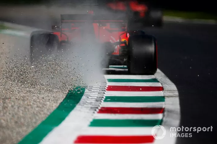 Sebastian Vettel, Ferrari SF90, passa sulla ghiaia