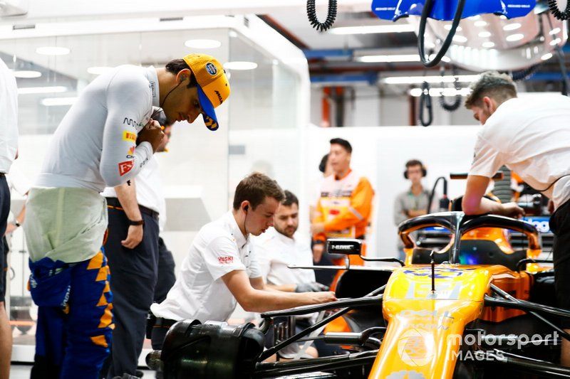 Carlos Sainz Jr., McLaren, in garage