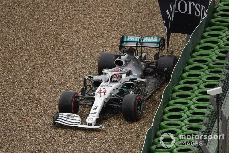Lewis Hamilton, Mercedes AMG F1 W10, crashes his car but continues with his race