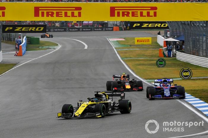 Daniel Ricciardo, Renault F1 Team R.S.19, al frente de Daniil Kvyat, Toro Rosso STR14, y Pierre Gasly, Red Bull Racing RB15