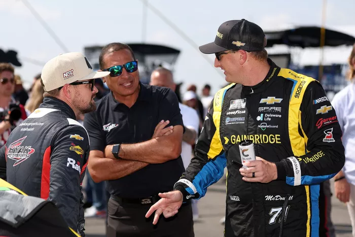 Ricky Stenhouse Jr., Hyak Motorsports Chevrolet, Michael McDowell, Spire Motorsports Chevrolet