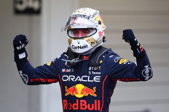 Podio: ganador y campeón del mundo Max Verstappen, Red Bull Racing