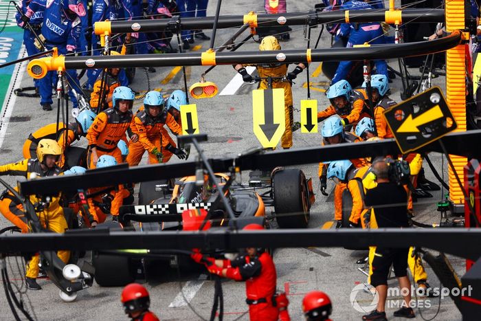 Lando Norris, McLaren MCL36, en boxes