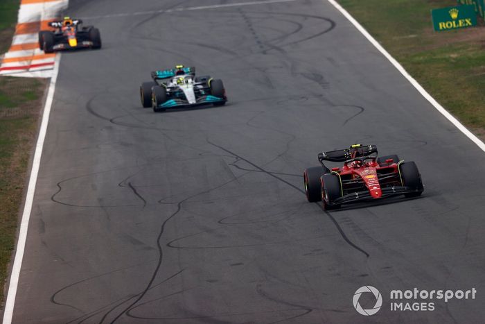 Carlos Sainz, Ferrari F1-75, Lewis Hamilton, Mercedes W13, Sergio Pérez, Red Bull Racing RB18