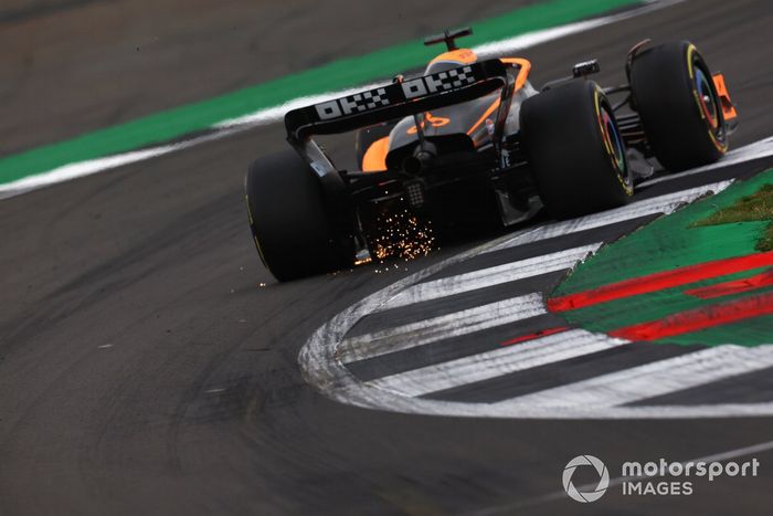 Daniel Ricciardo, McLaren MCL36, echa chispas