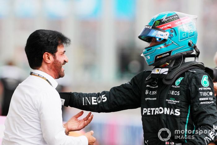 George Russell, de Mercedes-AMG, es felicitado por Mohammed bin Sulayem, Presidente de la FIA, tras conseguir la pole