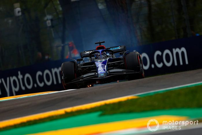 Alex Albon, Williams FW44, con fuego en el neumático trasero