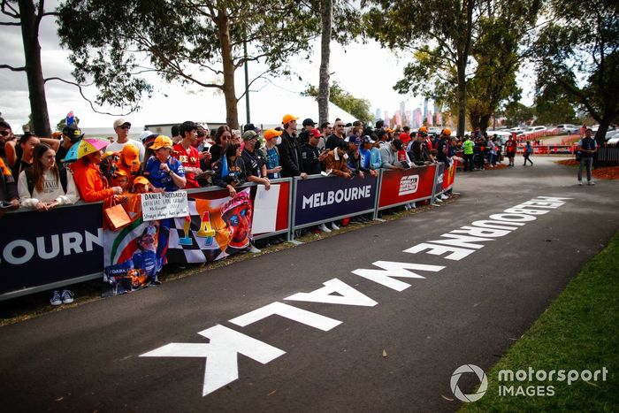 Aficionados esperando para los autógrafos