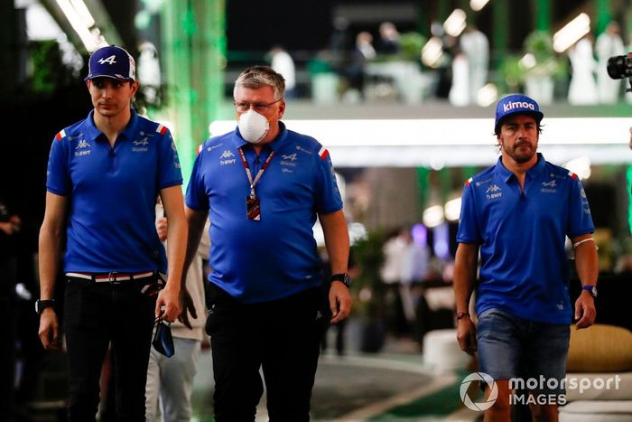 Esteban Ocon, Alpine F1 Team, Otmar Szafnauer, director del equipo, Alpine F1, Fernando Alonso, Alpine F1 Team 