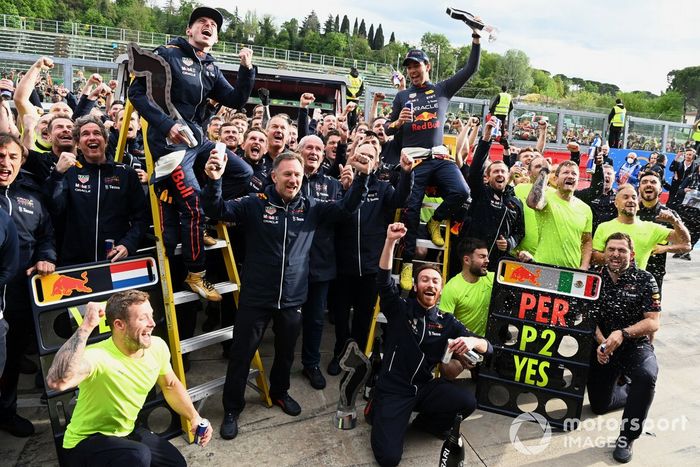 Max Verstappen, Red Bull Racing, 1ª posición, Christian Horner, director del equipo, Red Bull Racing, Sergio Pérez, Red Bull Racing, 2ª posición, el equipo Red Bull celebra tras la carrera