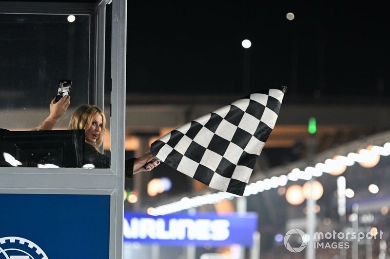 Kylie Minogue ondea la bandera a cuadros al final de la carrera