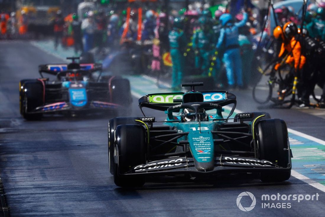 Lance Stroll, Aston Martin AMR24, opuszcza pit box przed Estebanem Oconem, Alpine A524