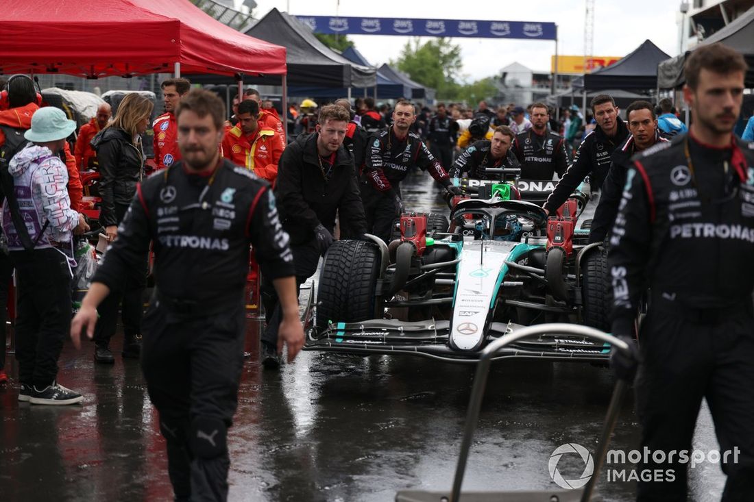 Mechanicy Mercedes AMG wepchnęli bolid George'a Russella, Mercedes F1 W15, na swoje miejsce startowe.