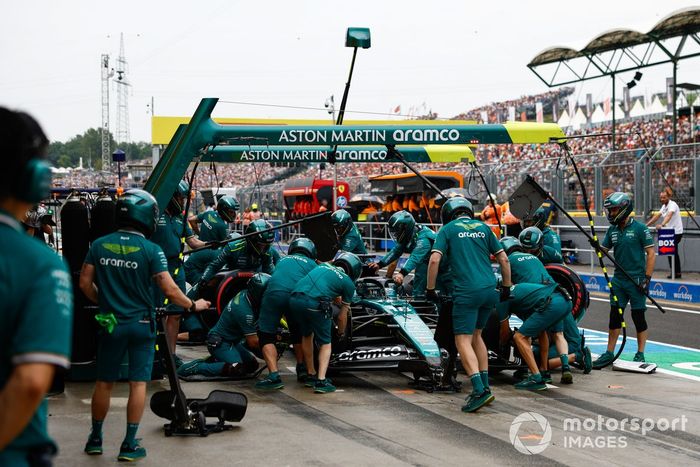 Lance Stroll, Aston Martin AMR24, en boxes durante la clasificación