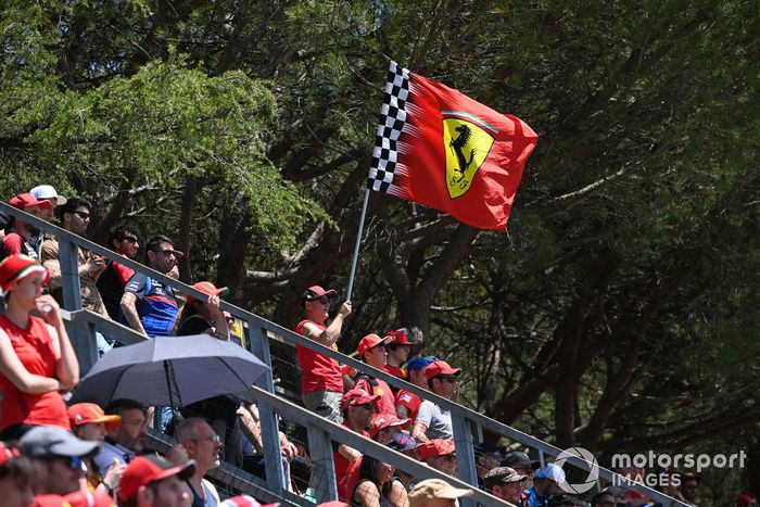 Aficionados ondean una bandera de Ferrari en una tribuna