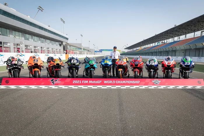 Carmelo Ezpeleta, CEO de Dorna, con las motos de MotoGP 2021