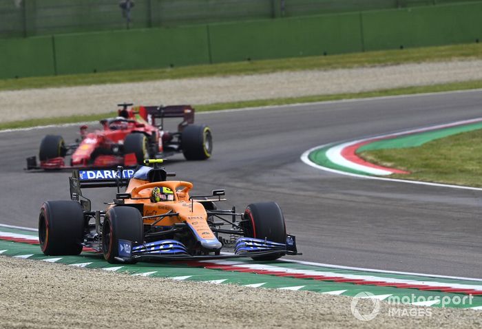 Lando Norris, McLaren MCL35M, Charles Leclerc, Ferrari SF21