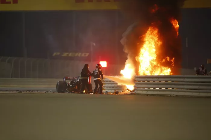 El monoplaza de Romain Grosjean, Haas VF-20 en llamas