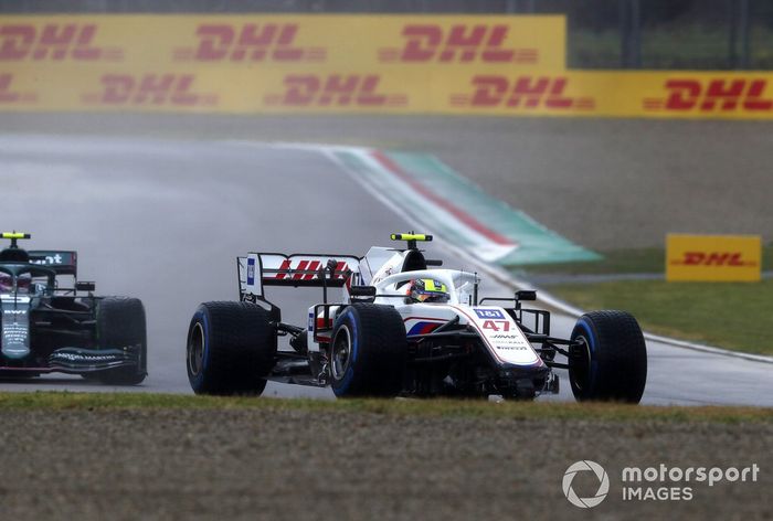 Mick Schumacher, Haas VF-21, con un alerón delantero dañado
