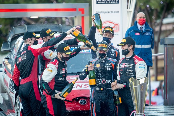 Podio: Ganadores Sébastien Ogier, Julien Ingrassia, Toyota Gazoo Racing WRT Toyota Yaris WRC, segundo lugar Elfyn Evans, Scott Martin, Toyota Gazoo Racing WRT Toyota Yaris WRC, tercer lugar Thierry Neuville, Martijn Wydaeghe, Hyundai Motorsport Hyundai i20 Coupe WRC