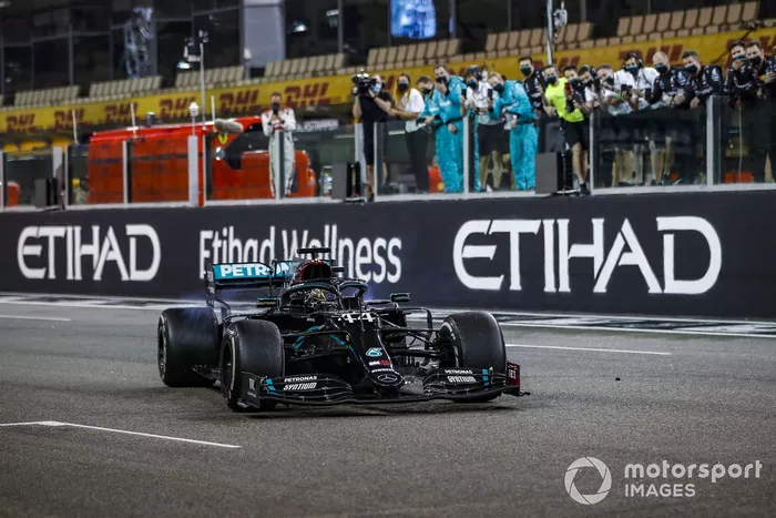 Lewis Hamilton, Mercedes F1 W11, 3ª posición, hace unos donuts en la parrilla al final de la carrera para celebrar la confirmación de su 7º título del Campeonato Mundial de Pilotos