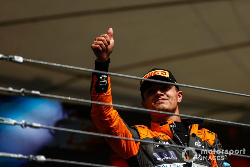 Lando Norris, McLaren, secondo posto, saluta con un pollice in su dal podio