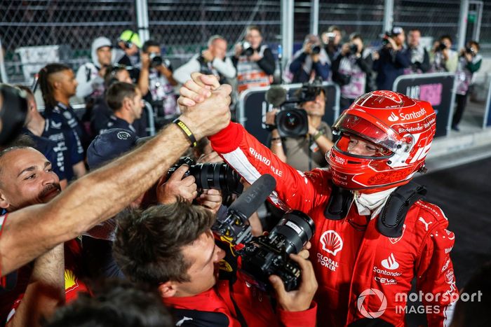 Ganador de la pole Charles Leclerc, Scuderia Ferrari, celebra con su equipo en Parc Ferme