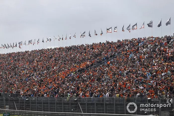 Una gran multitud llena una tribuna