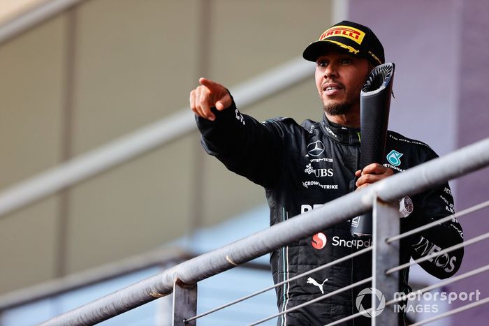 Lewis Hamilton, Mercedes-AMG, 2ª posición, en el podio con su trofeo