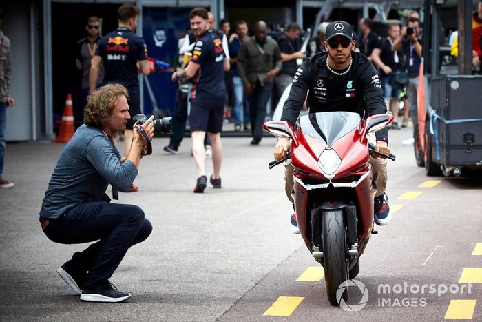 Lewis Hamilton, Mercedes AMG F1 en moto