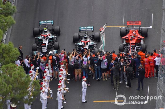 Una banda de música toca los himnos nacionales para la ceremonia del podio