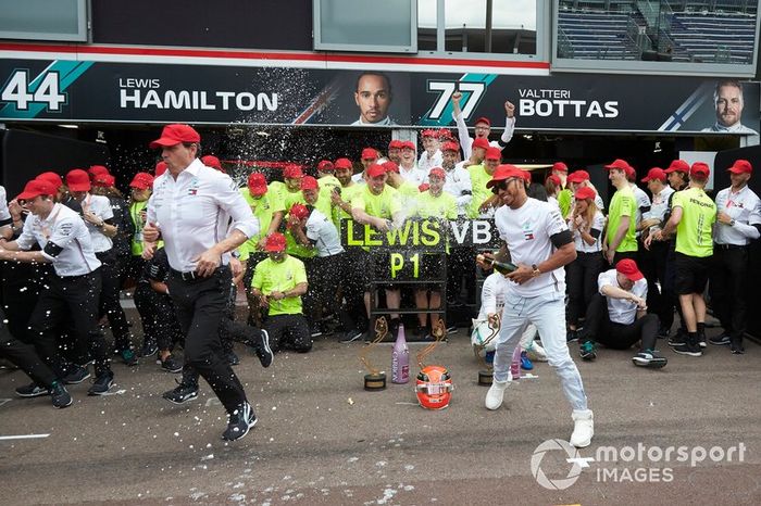 Ganador de la carrera Lewis Hamilton, Mercedes AMG F1 y el tercer lugar Valtteri Bottas, Mercedes AMG F1, Toto Wolff, Director Ejecutivo (Negocios) de Mercedes AMG, y el equipo de Mercedes celebran