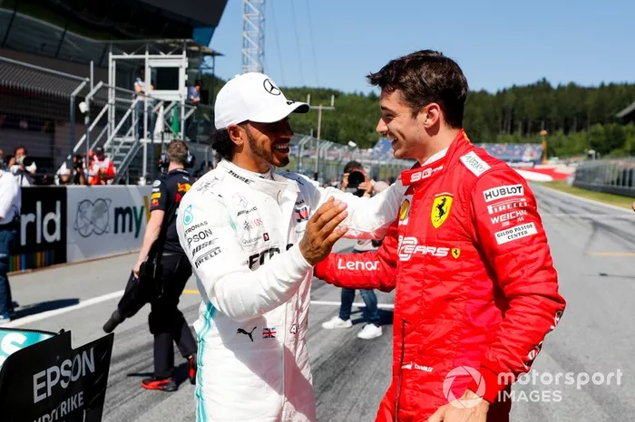 Lewis Hamilton, Mercedes AMG F1 y el ganador de la pole Charles Leclerc, Ferrari celebra