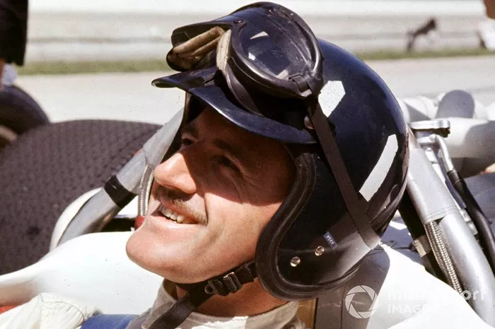 Graham Hill, Lola T90 Ford