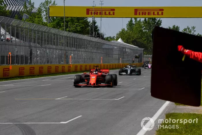 Sebastian Vettel, Ferrari SF90 por delante de Lewis Hamilton, Mercedes AMG F1 W10 
