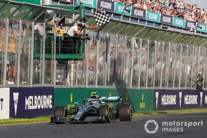 Ganador Valtteri Bottas, Mercedes AMG W10 cruza la meta