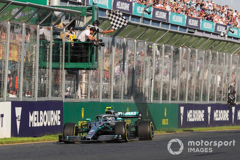 Il vincitore della gara Valtteri Bottas, Mercedes AMG W10, taglia il traguardo