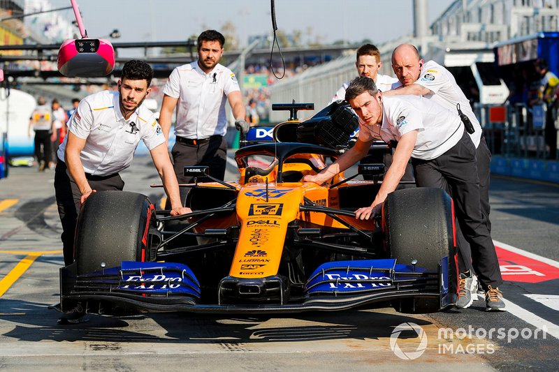 Mekanik McLaren mendorong mobil Carlos Sainz Jr., McLaren MCL34