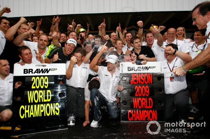Los campeones de ese año, Button en pilotos y Brawn GP en equipos